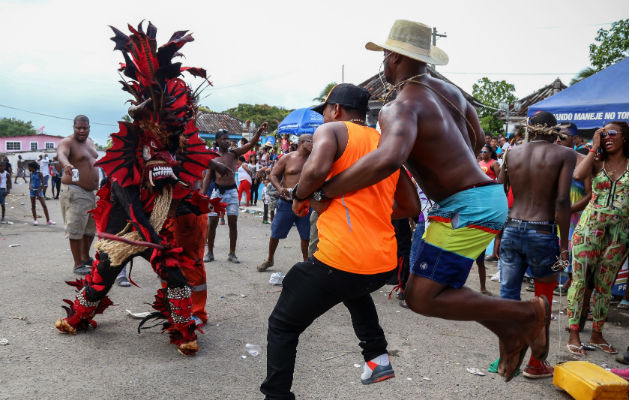 Espectáculos y danzas que realizan descalzos para comunicar con la tierra. Foto/Cortesía