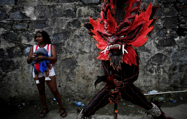 Danzantes participan en la onceava edición del festival de diablos y congos este sábado, en Portobelo (Panamá). Foto/EFE