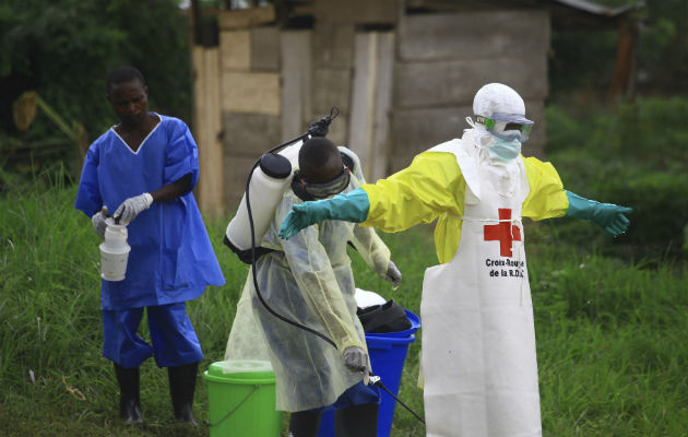 Un funcionario de salud desinfectando contra el ébola en Beni (Congo). Foto: AP.