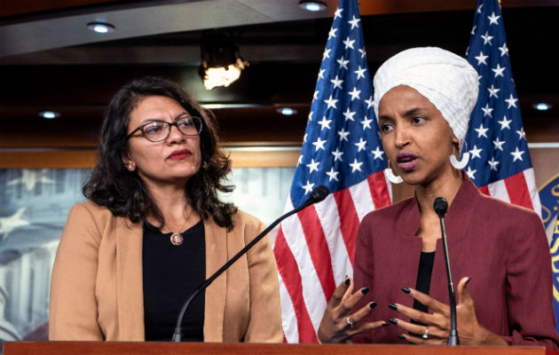  Ilhan Omar (der.) y Rashida Tlaib les prohibieron la entrada a Israel. Foto: EFE.