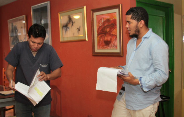 Ensayando otra escena de la misma obra. Foto: Archivo Panamá América.