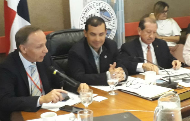 Cortesía de sala dada a Gaspar Tarté, encargado del proyecto de modificación de la Ley de Contrataciones Públicas.