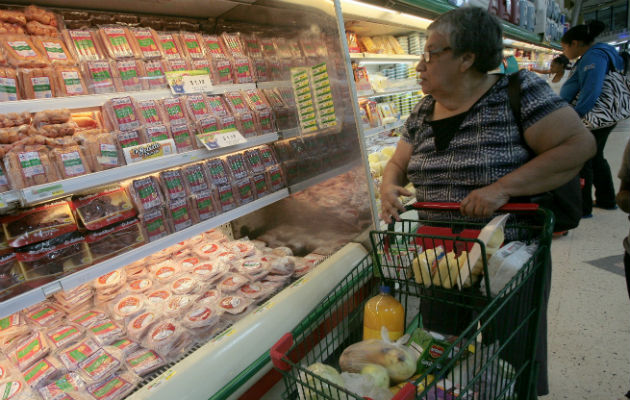 Consumidores y empresarios han manifestado que la medida ha encarecido los alimentos no regulados. Foto: Panamá América.