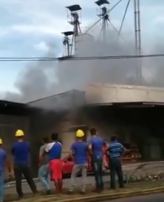 Bomberos combaten incendio en la empresa COOLECHE. Foto/Twiitter Bomberos