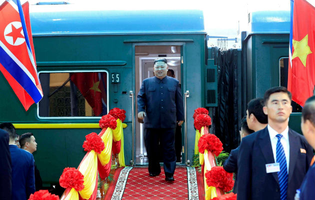 Diez horas después que Kim y por un medio de transporte distinto -el avión en lugar del tren.