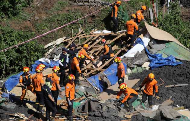 Socorristas buscan víctimas desaparecidas tras el paso del tifón. Foto: EFE.