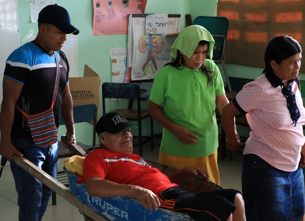 El adulto mayor llegó al centro de votación en Kankintú en una carretilla. Foto @tepanama