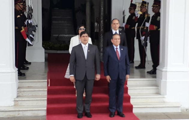 El presidente de Costa Rica, Carlos Alvarado, fue recibido en el Palacio de Las Garzas por su homólogo panameño Laurentino Cortizo.