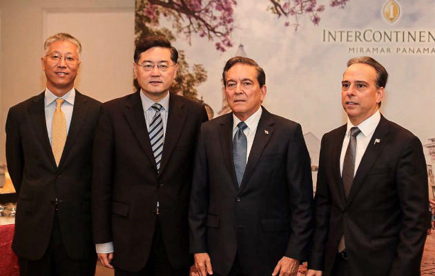 Embajador de China en Panamá - Wei Qaing (primero), el vicecanciller Qin Gang (segundo), Laurentino Cortizo (tercero) y el canciller designado, Alejandro Ferrer. Foto/Cortesía