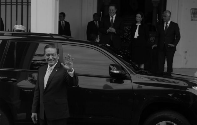 El presidente electo de Panamá, Laurentino Cortizo, saluda a la prensa luego de finalizada la primera reunión del proceso de transición con el actual gobernante, Juan Carlos Varela, este lunes en el Palacio de las Garzas. Foto: Víctor Arosemena. Epasa.