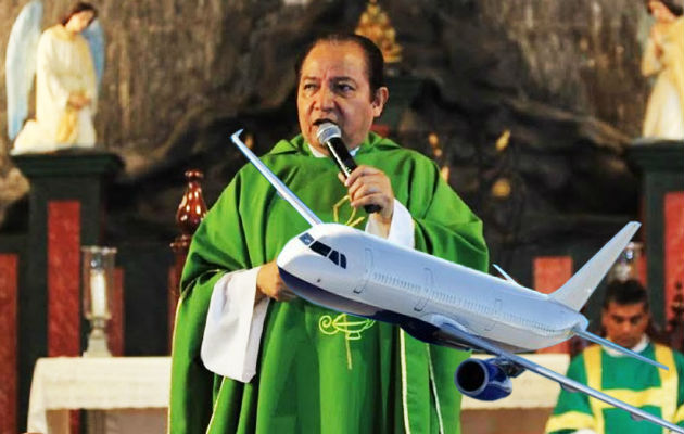 El padre David Cosca se fue de viaje a Ciudad de México; llevaba seis maletas. Foto: Panamá América.