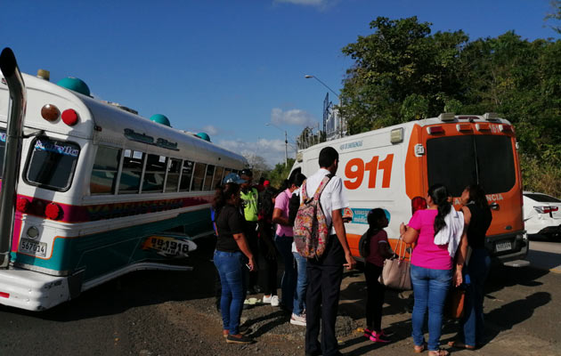 En Costa Verde se registró una colisión entre un bus de la ruta de Panamá-Capira y un auto. Foto/Eric Montenegro
