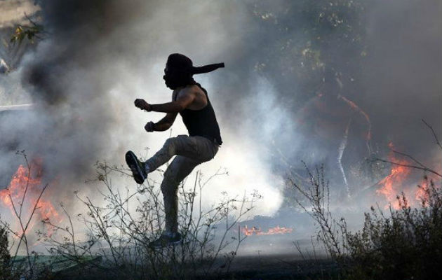 Extraños lanzaron dos aparentes bombas molotov. Foto: EFE/ iIustrativa. 