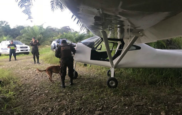 Unidades caninas detectaron rastros de sustancia ilicita en la aeronave.