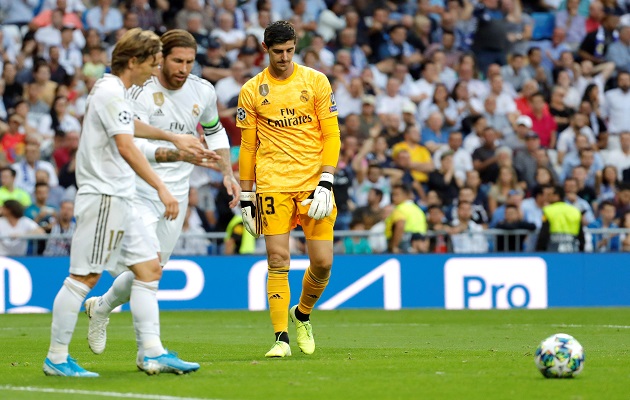 Thibaut Courtois (der.) en el juego ante Brujas. Foto:EFE