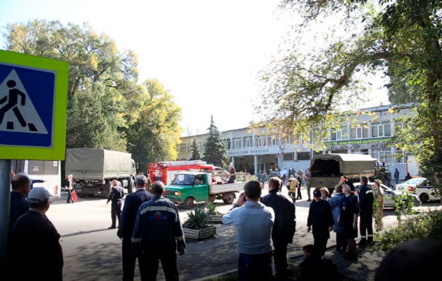  Varios miembros de los servicios de seguridad en el colegio donde se produjo un atentado en Kerch, en la península de Crimea. EFE