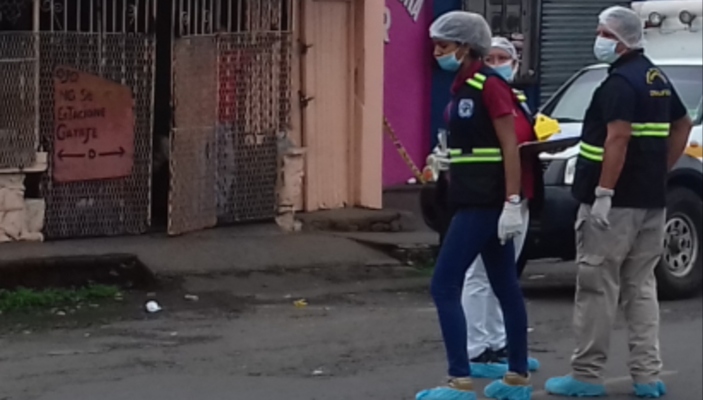 Al lugar se presentaron miembros de la DIJ, personal Ministerio Público y de criminalista tratando de ubicar mayores indicios que lleven a dar con la captura de los sujetos responsables. Foto/Mayra MAdrid