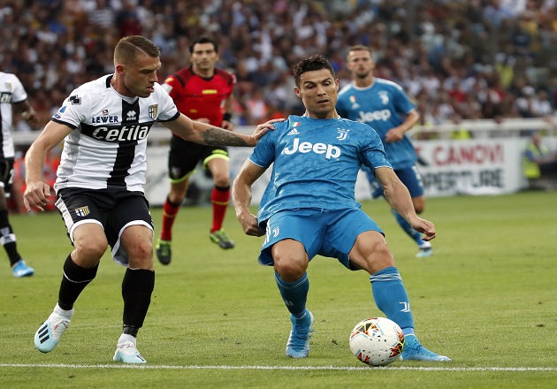 Simone Iacoponi del Parma (izq.) y Cristiano Ronaldo de la Juventus. Foto:AP