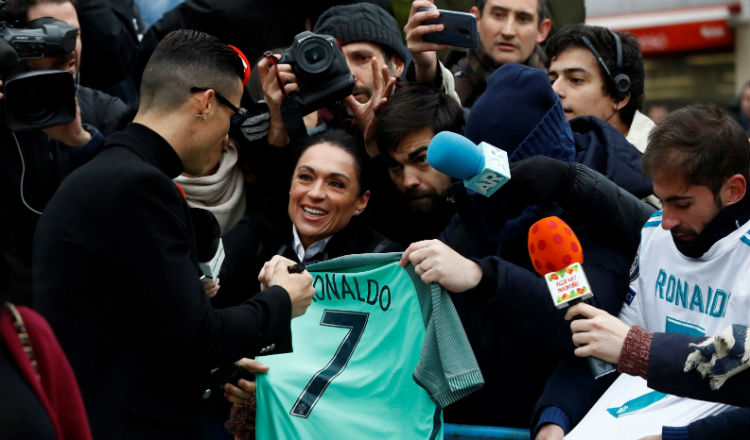 Cristiano Ronaldo firmó autógrafos afuera del juzgado. Foto EFE