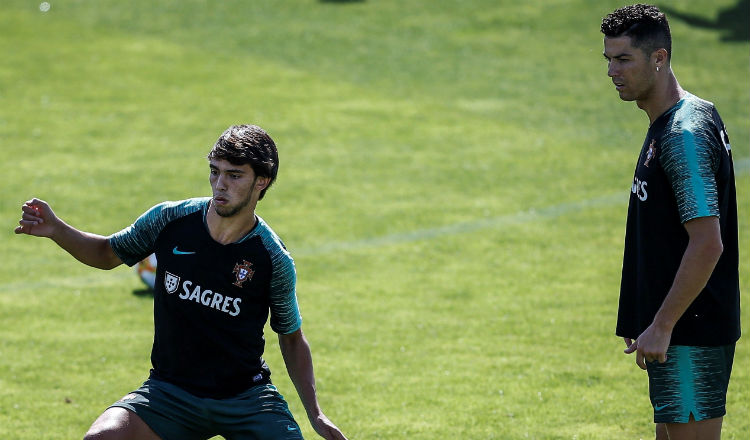 Cristiano Ronaldo y Joao Felix en el entrenamiento de Portugal. Foto EFE