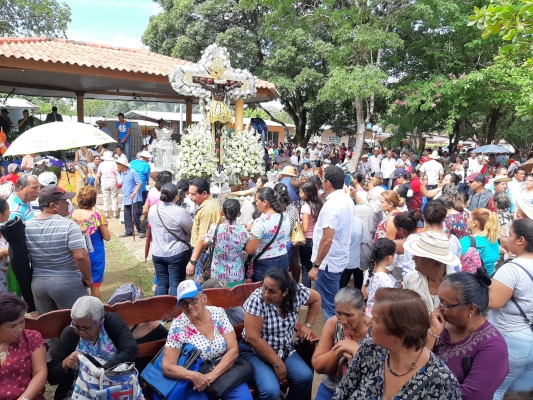 Todos llegan a demostrar su fe ante el Cristo de los Milagros porque se sienten agradecidos por un favor especial o movidos por la fe. Foto/Melquiades Vásquez