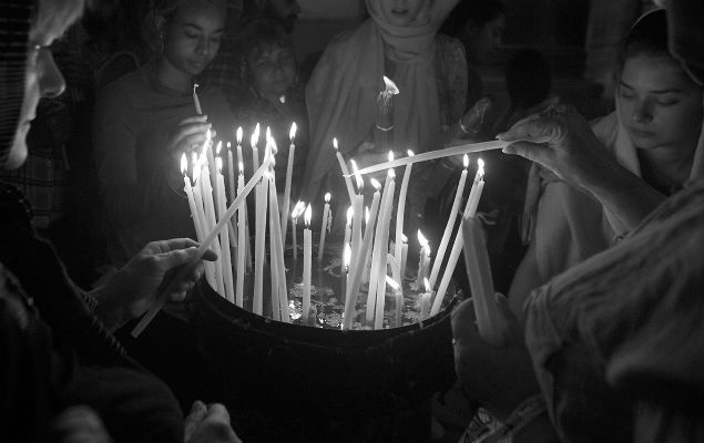 Fieles encienden velas en la considerada tumba de Jesucristo en la iglesia del Santo Sepulcro, en Jerusalén, Israel.  Foto: EFE. 