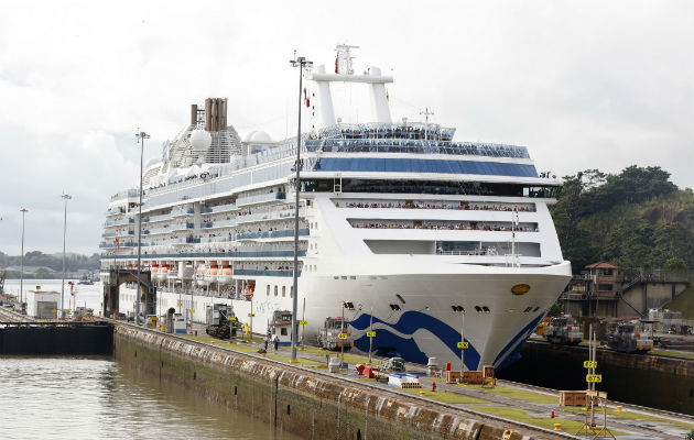 El tránsito del Island Princess es el primero de los 258 cruceros que se espera para esta temporada 2019-2020 por el Canal de Panamá. Foto/Canal de Panamá