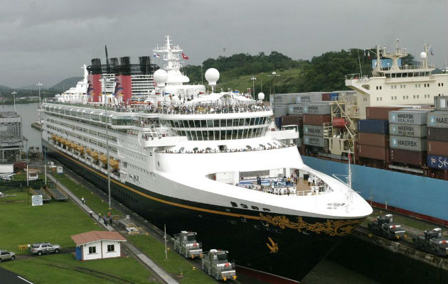 Más de 200 cruceros pasan al año por el Canal de Panamá. Foto/Archivo