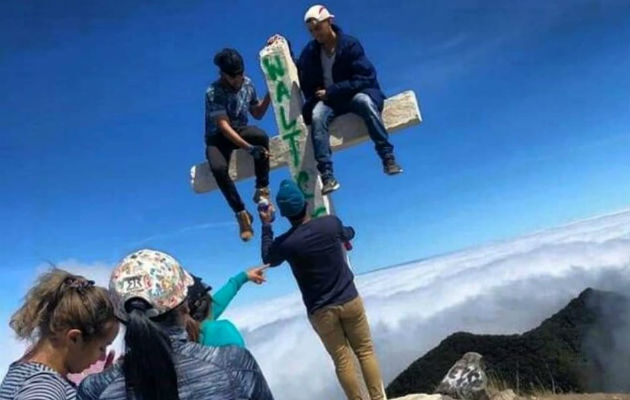 Los jóvenes usaron aerosol para escribir sus nombres.