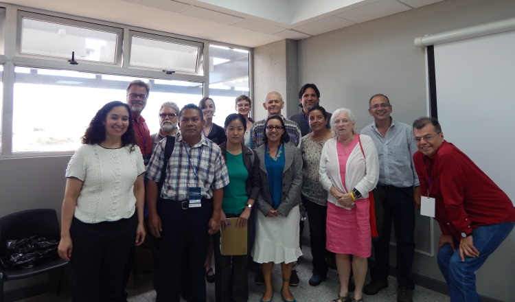 . R. Cooke con participantes en congreso arqueológico en Costa Rica.  Crédito: Claudia Díaz.