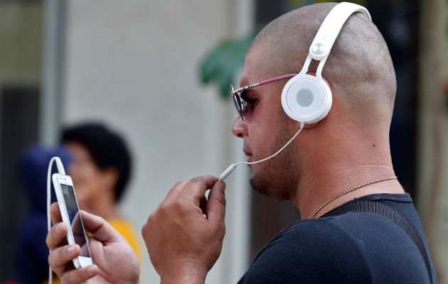 Un hombre navega en internet con su celular en La Habana. Foto: EFE.