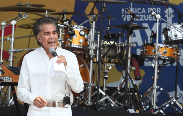 El cantante y actor venezolano José Luis Rodríguez 'El Puma' actúa durante el concierto Venezuela Aid Liveen el puente fronterizo de Tienditas, en Cúcuta (Colombia). Foto: EFE.