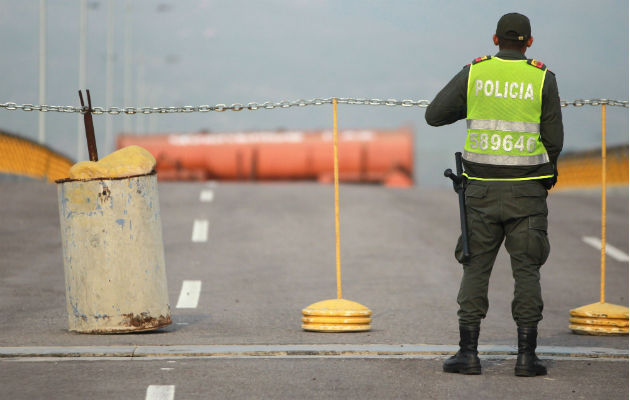 Un policía presta seguridad en el puente fronterizo Las Tienditas, donde se realizará el concierto Venezuela Aid Live, en Cúcua (Colombia). Foto: EFE.