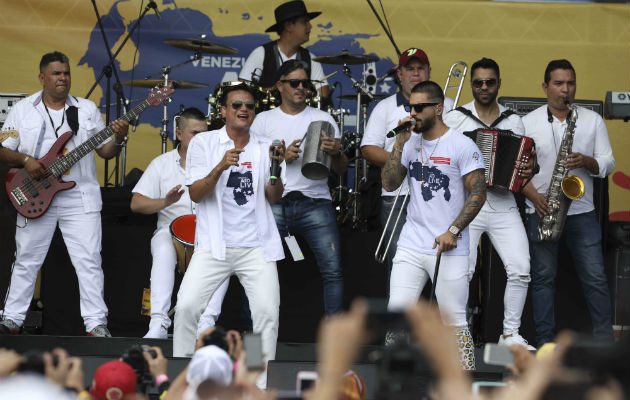 Los cantantes colombianos Silvestre Dangond (izq) y Maluma (der), también se presentaron. Foto: AP.