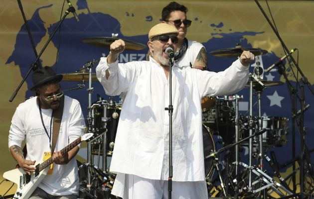 El cantante español Miguel Bosé cantando en Cúcuta. Foto: AP.