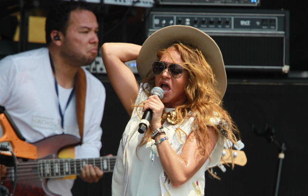 La cantante mexicana Paulina Rubio durante el concierto por Venezuela. Foto: EFE.