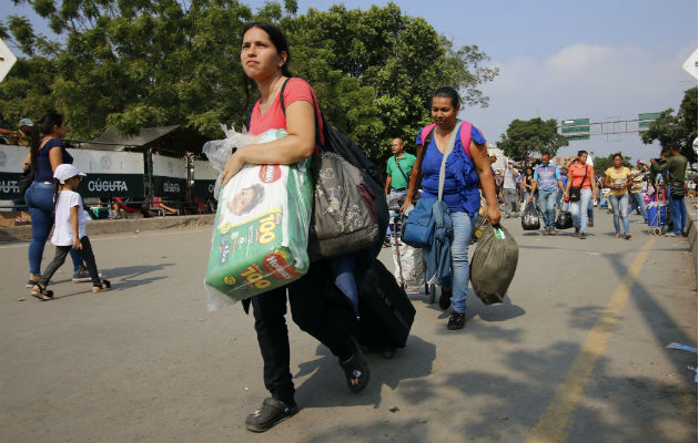 Una mujer vende fármacos en el puente internacional Simón Bolivar. Foto: EFE.