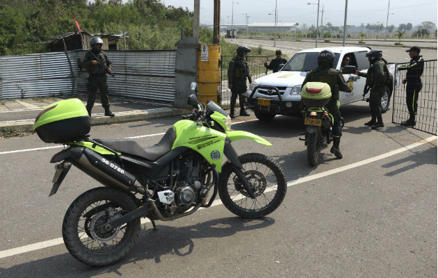 Policías colombianos en el puente Tienditas, aún sin inaugurar.  Foto: AP.