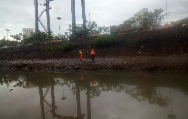 El cadáver fue hallado en la desembocadura del río Curundú. Foto/ Sinaproc