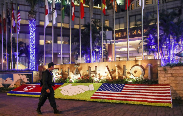 Algunos periodistas estadounidenses también se alojaban en el Meliá, y según el diario The Washington Post, no se les obligó inmediatamente a abandonar sus habitaciones, aunque sí se les prohibió hacer conexiones en directo por televisión desde el hotel.