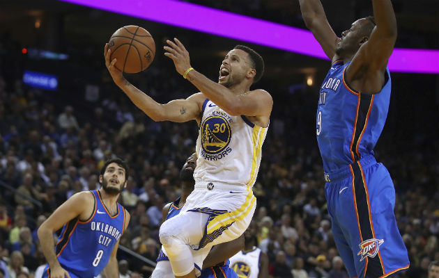 Stephen Curry (30) de los Golden State Warriors anota una canasta  ante la marca de Jerami Grant de Oklahoma. Foto:AP