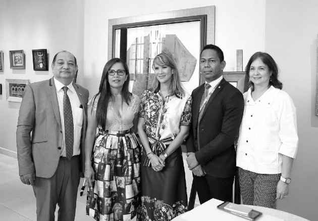 El profesor Gregorio Urriola Candanedo, de la Fundación Universitaria Iberoamericana (Funiber) y Yill Otero, del Ministerio de Relaciones Exteriores, anfitriones del evento. Foto: Cortesía del autor. 