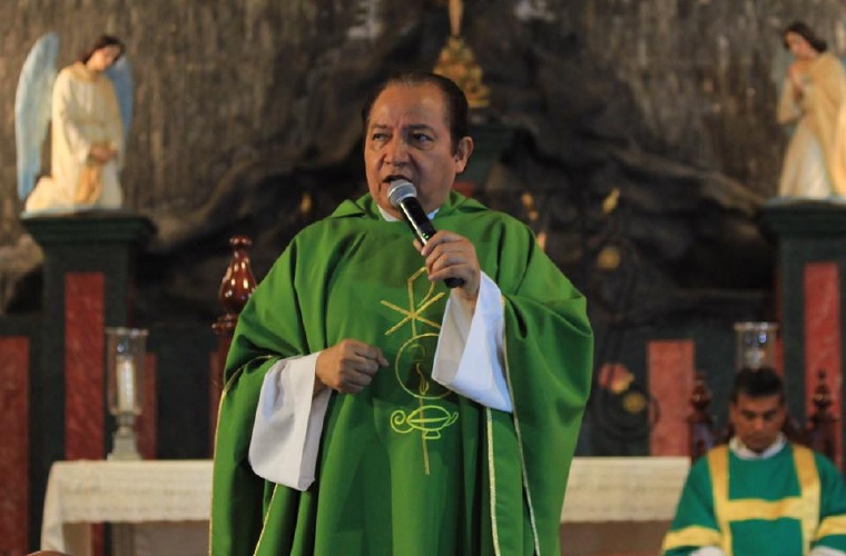 Padre David Cosca retorna a Panamá y asegura que será reintegrado en agosto. Foto: Panamá América.