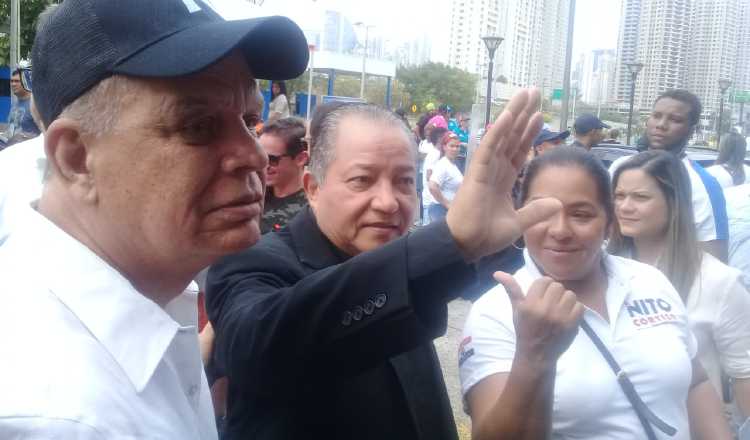 El padre, durante su reaparición pública, en las elecciones. Foto de archivo