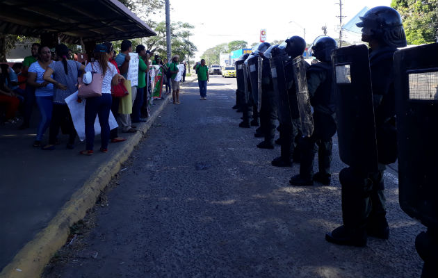 Los maestros se mantienen gritando consignas en David, provincia de Chiriquí. Foto: José Vásquez. 