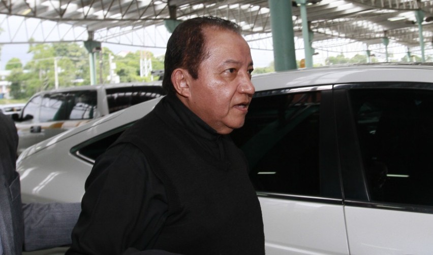 El padre David Cosca a su llegada al Sistema Penal Acusatorio de Plaza Ágora. Foto Edward Santos
