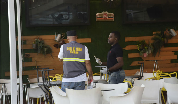 Autoridades buscan evidencias en el bar donde fue baleado David Ortiz. Foto: AP