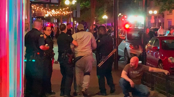 Los socorristas ayudan a caminar a una persona herida después de un tiroteo mortal en Dayton. FOTO/AP