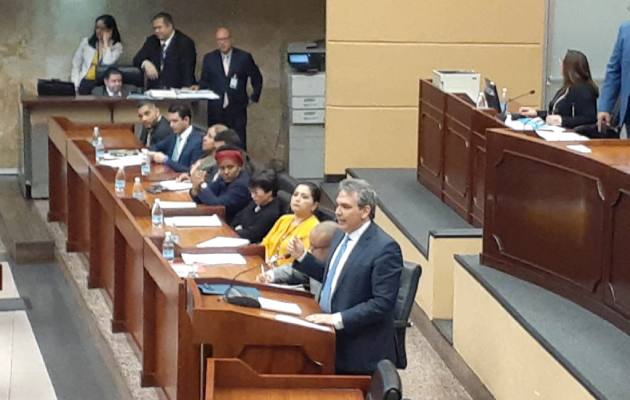 El defensor del pueblo, Alfredo Castillero Hoyos, compareció ante el pleno de la Asamblea Nacional.