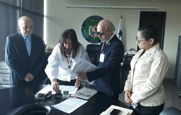 Miembros de Fedap presenta la denuncia la Secretaría General de la Asamblea Nacional. Foto: Víctor Arosemena